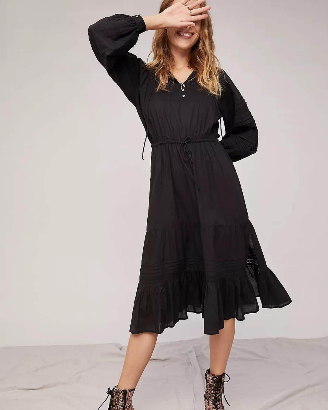 クレオベラのインスタグラム：「Even though we won’t be celebrating as normal this year, we’re still planning our NYE at home look. And we love this simple look...a pretty, easy dress that pairs well with statement shoes & earrings.」