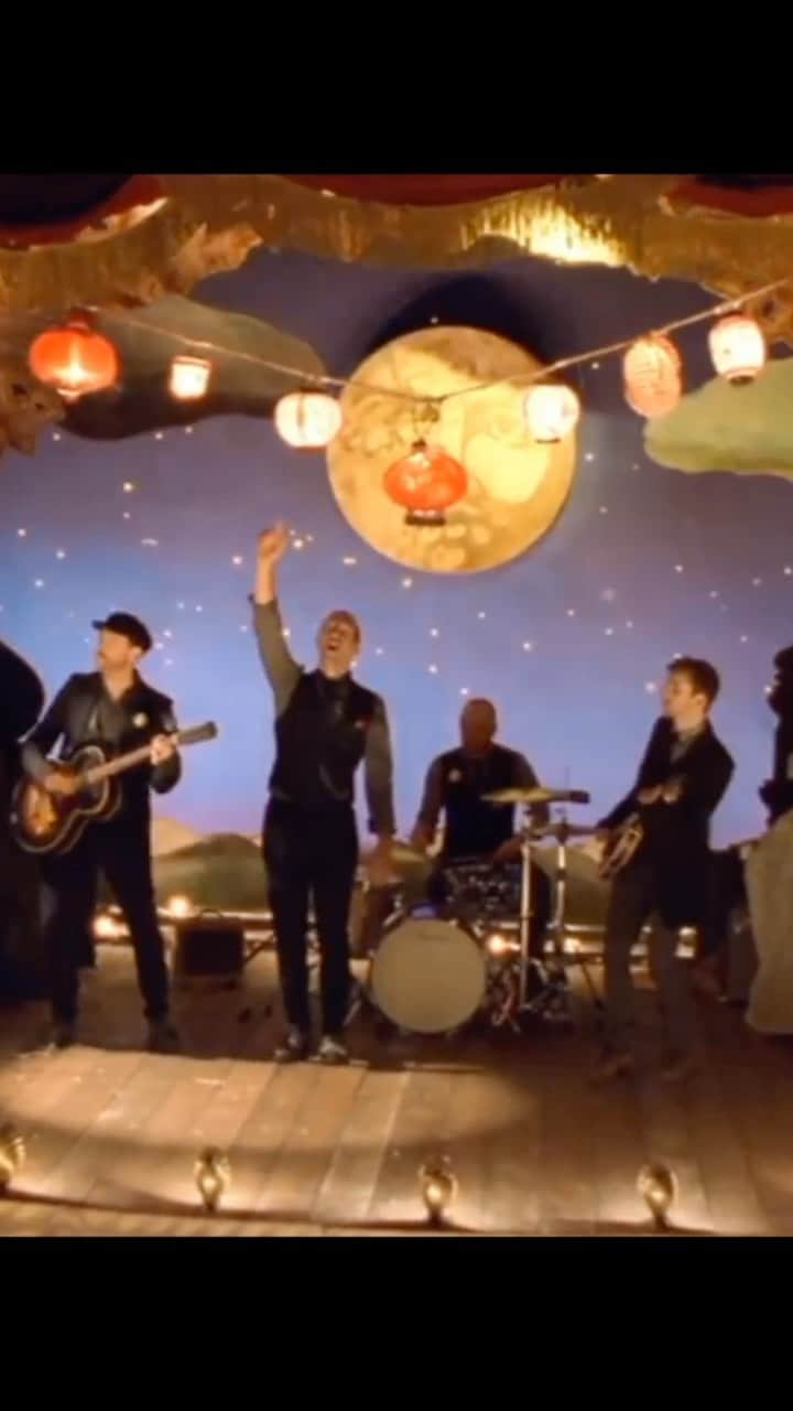 Coldplayのインスタグラム：「May all your troubles soon be gone, oh Christmas lights keep shining on… #coldplay #christmaslights」