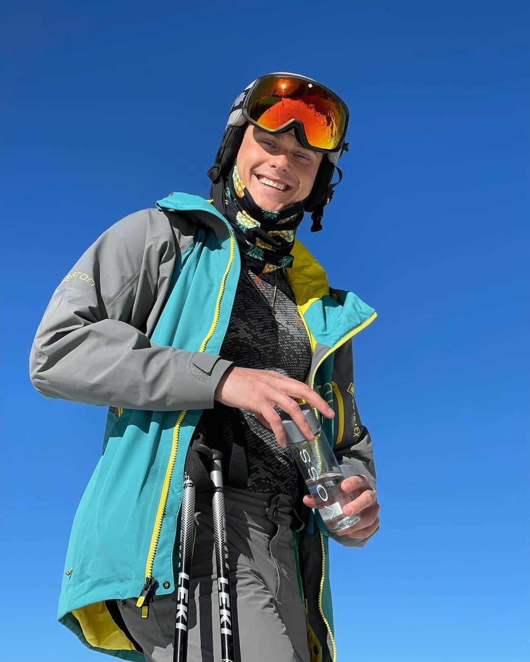 ウラジミール・モロゾフさんのインスタグラム写真 - (ウラジミール・モロゾフInstagram)「Skiing in +10 C Big Bear, could’ve worn my suit. Thanks @vossworld for the hydration in motion!」12月24日 2時22分 - v1adm