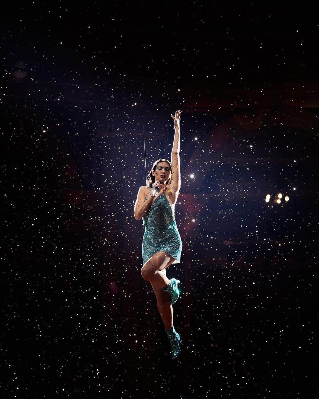 Fashion Weekのインスタグラム：「Levitating ✨ #HolidayOutfitInspo @dualipa in custom Atelier @versace for her performance at the 2020 AMAs. Photo by @gettyimages.」