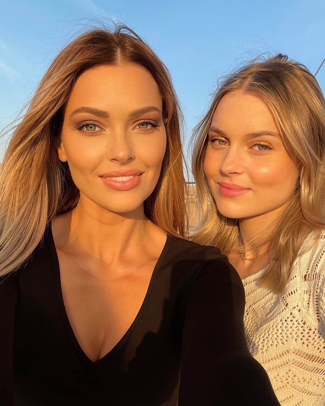 Caroline Receveurのインスタグラム：「FAMILY 🤍」