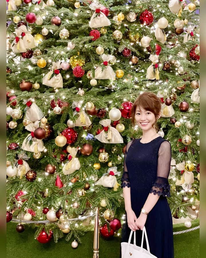 のインスタグラム：「𝙼𝚎𝚛𝚛𝚢 𝚇’𝚜𝚖𝚊𝚜 𝙴𝚅𝙴𐂂♡ みなさまも素敵な𝚇’𝚜𝚖𝚊𝚜を…♡ ✼••┈┈┈┈┈┈┈┈┈┈┈┈┈┈┈┈••✼ #クリスマス #クリスマス2020 #christmas #xmas #merrybrightchristmas #サンタ#christmastree #ootd #winter #クリスマスイヴ #christmaseve #merrychristmas #メリークリスマス #ottd #メリクリ #merryxmas #クリスマスイブ #パーティ#followme #クリスマスツリー #supArna #party #☃️#🎄#🎅 #🦌 #帝国ホテル #クリスマスツリー #日比谷 #imperialhotel　✼••┈┈┈┈┈┈┈┈┈┈┈┈┈┈┈┈••✼」