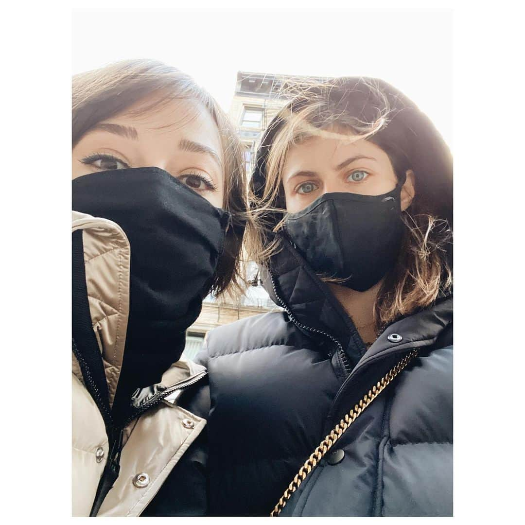 アレクサンドラ・ダダリオさんのインスタグラム写真 - (アレクサンドラ・ダダリオInstagram)「Thank you @aritzia for keeping @itskateeaston and I warm in the cold of nyc. This jacket will also be good for draping over my freezing cold foster dog when he arrives, as he will need to experience luxury for the first time in his life. I will keep you posted on THAT and also will let you know if he likes the coat or not #hewill  #superpuff 🐶🧥」12月24日 2時25分 - alexandradaddario