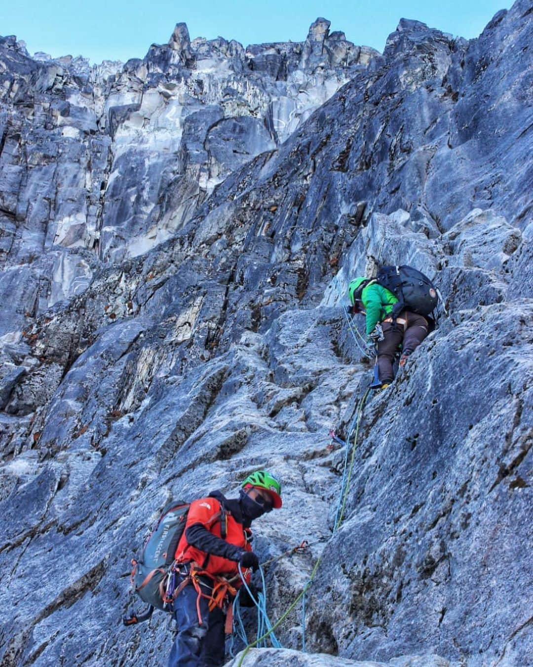 コンラッド・アンカーさんのインスタグラム写真 - (コンラッド・アンカーInstagram)「Congratulations to @pemba_sharwa @urkensherpa171 and @lhakpagyaljen on the first ascent of Luza Peak in the Khumbu Himal. Great to see this team climb a peak that has cultural significance to their community. The route looks to be a classic.   The global pandemic has severely affected tourism in Nepal. That these there young men are out there climbing is a reflection for the passion they  have for climbing.   #nepaliascent #sherpa   @khumbuclimbingcenter  @xtreme_climbers」12月24日 2時30分 - conrad_anker