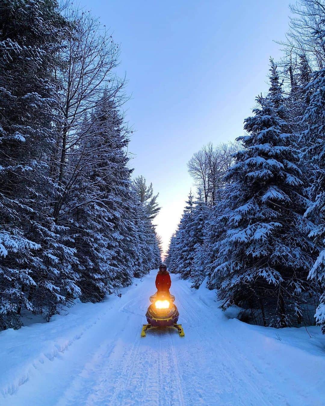 Visit The USAさんのインスタグラム写真 - (Visit The USAInstagram)「Wisconsin is looking like a snow globe! ❄️😍 Wisconsin's Northwoods have several cabins, like Phelps and Park Falls, to stay in for a nature-filled winter getaway. Would you try snowmobiling in Wisconsin? #VisitTheUSA 📸 : @missnortherner」12月24日 2時39分 - visittheusa