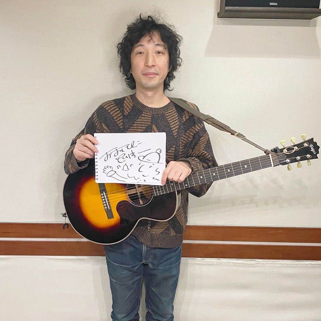 のインスタグラム：「12/24（木）#ディアフレンズ ﻿ 🎄クリスマスイブの今日は﻿ 「ディアフレンズXmasスペシャル！」🔔﻿ ゲストは・・#シンガーソングライターの﻿ #おおはた雄一 さんをお迎えします🎉🎉﻿ @yuichiohata﻿ ﻿ 毎年恒例、おおはたサンタ登場🎅﻿ おおはた雄一さんと、坂本美雨のユニット﻿ 「おお雨」結成14年にして、今年はついに﻿ おお雨として初のアルバムをリリース！﻿ 今年1年を振り返りつつ、生演奏🎸も﻿ お届けします！﻿ ﻿ 【#森永乳業 #CafeTlk】﻿ 人生において、勝負した瞬間は！？﻿ ﻿ #おおはたサンタ﻿ #おお雨﻿ #よろこびあうことは﻿ #坂本美雨 #MiuSakamoto﻿ @miu_sakamoto﻿ #ディアフレンズ﻿ #tokyofm #JFN﻿ #今日のひとこと #全国38局ネット﻿ #radiko #radikoタイムフリー﻿ @tokyofm_official」