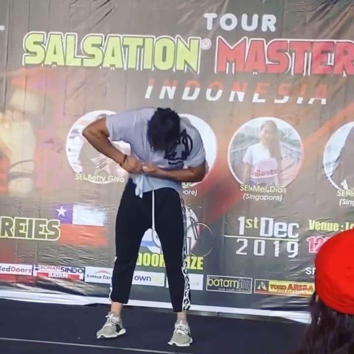 クラウディオ・リースのインスタグラム：「Quién más ama esta coreo?  Gracias @panchi_fit por gran trabajo !  Thank you @ct_norainijoe for record this performance in #indonesia   Esta fue mi última Masterclass en Indonesia 🇮🇩, estaba completamente sudado jejeje creo que se logra percibir 😛  Cuanto extraño esto..... 😩  Mi artista preferido @maluma   #tequiero #maluma」