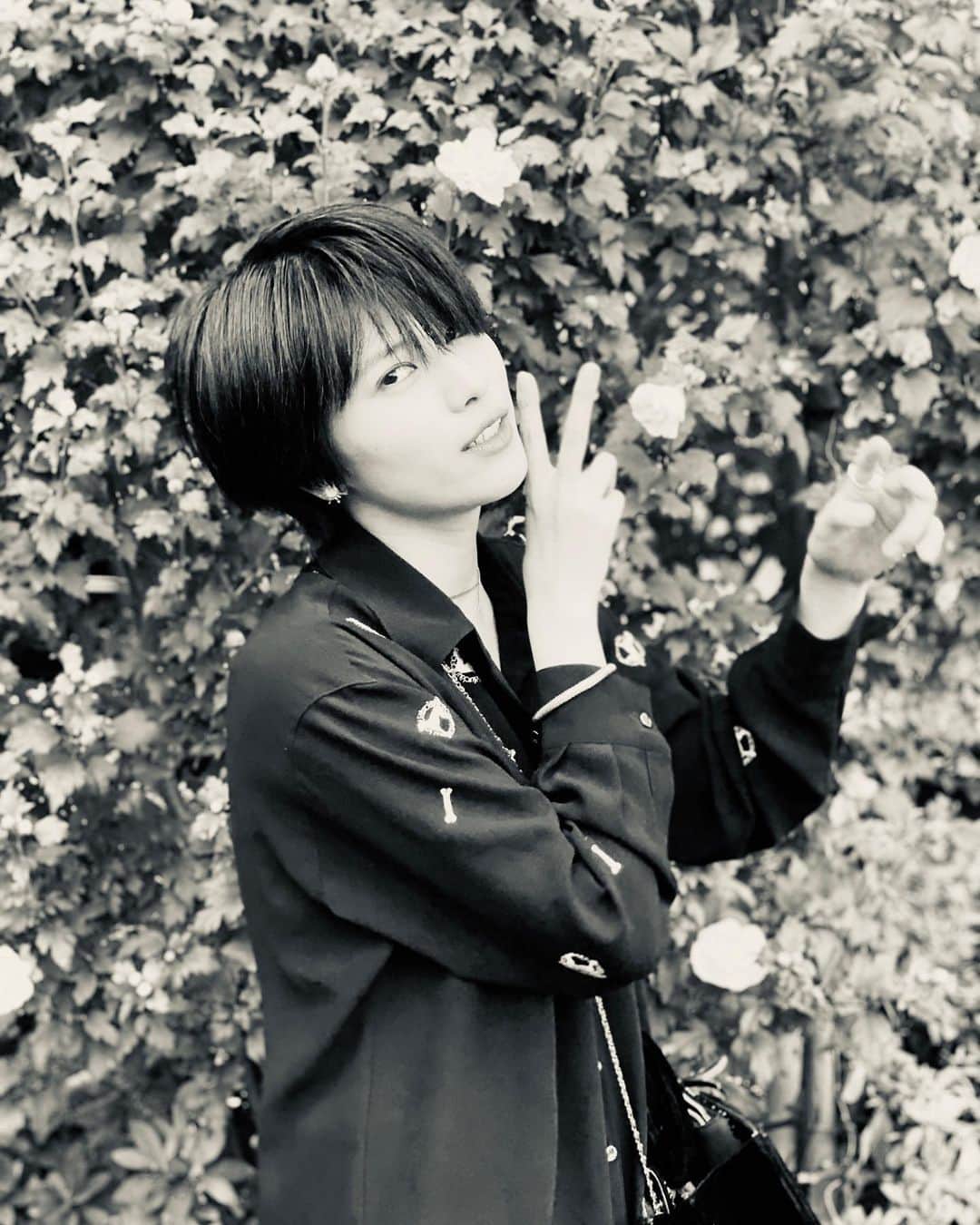 春川芽生のインスタグラム：「葉っぱらぴーす🌿 ハッピーとラッキーどっちがタイプかと言えば…  ラッキー！ #なんで  #ラッキーニューイヤー待った無し  【 📸 @kasumi_aizawa ❄️ 】」