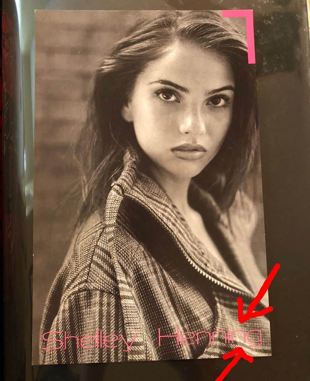 シェリー・ヘニッヒのインスタグラム：「OK I just figured out why I never booked any modeling jobs in NYC it’s bc trump model management spelled my name wrong on my comp card also they got my shoe & dress size wrong so I need a recount & I will go to great lengths I’m calling Cover Girl, Pantene & Pert Plus RN #recount #fraud #thisisntfair」