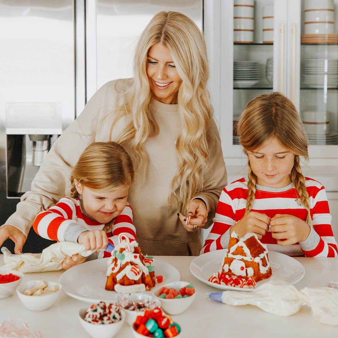 ロック&リパブリックさんのインスタグラム写真 - (ロック&リパブリックInstagram)「We’re loving @lisa_allen’s gingerbread camper! 🍬 Swipe to see the artists in action. 👩🏼‍🎨 Tap to shop baking supplies for the holidays and use our fast + free store pickup. #Kohls」12月24日 2時47分 - kohls