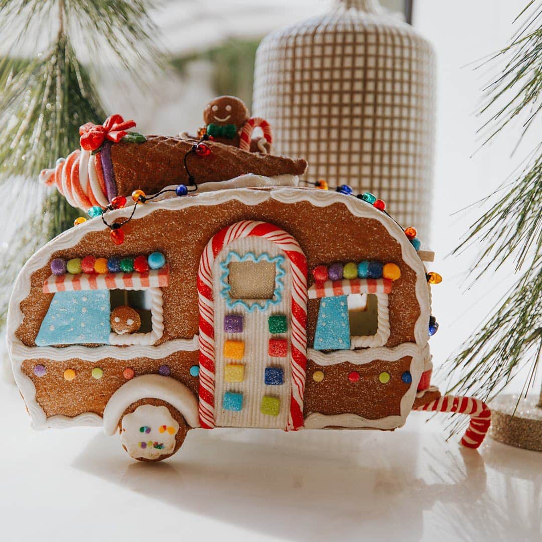 ロック&リパブリックのインスタグラム：「We’re loving @lisa_allen’s gingerbread camper! 🍬 Swipe to see the artists in action. 👩🏼‍🎨 Tap to shop baking supplies for the holidays and use our fast + free store pickup. #Kohls」