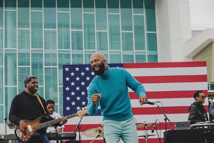 コモンのインスタグラム：「Doing the Work and having Fun. Thank you #Georgia for having me in your amazing state. It was an enlightening experience traveling around the state touching down with the people and encouraging folks to vote. I believe in the people of Georgia and I know they’ll elect Jon #Ossoff and Reverend #Warnock to Senate. The world is watching! Photo by @justmoja_. #Gratitude #Vote」