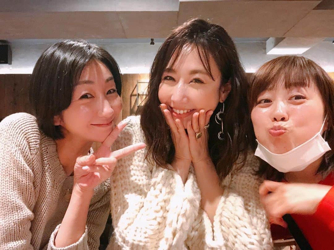 崎本ゆかりさんのインスタグラム写真 - (崎本ゆかりInstagram)「マスクを付けての食事が当たり前になってる光景が なんだか切なかったけど。 素敵な人と美味しいものを食べられるだけで…と幸せを噛み締めた！ 写真の時くらい😷外させてね🙏🏻  気付けば2020年もあと一週間。 今年もギリギリまで働きます！ありがたい✨感謝です。 来年は 良い年になるといいな…いや、なる！ね！！  メリクリ🎄  #思い出」12月24日 2時50分 - yukariiiin5