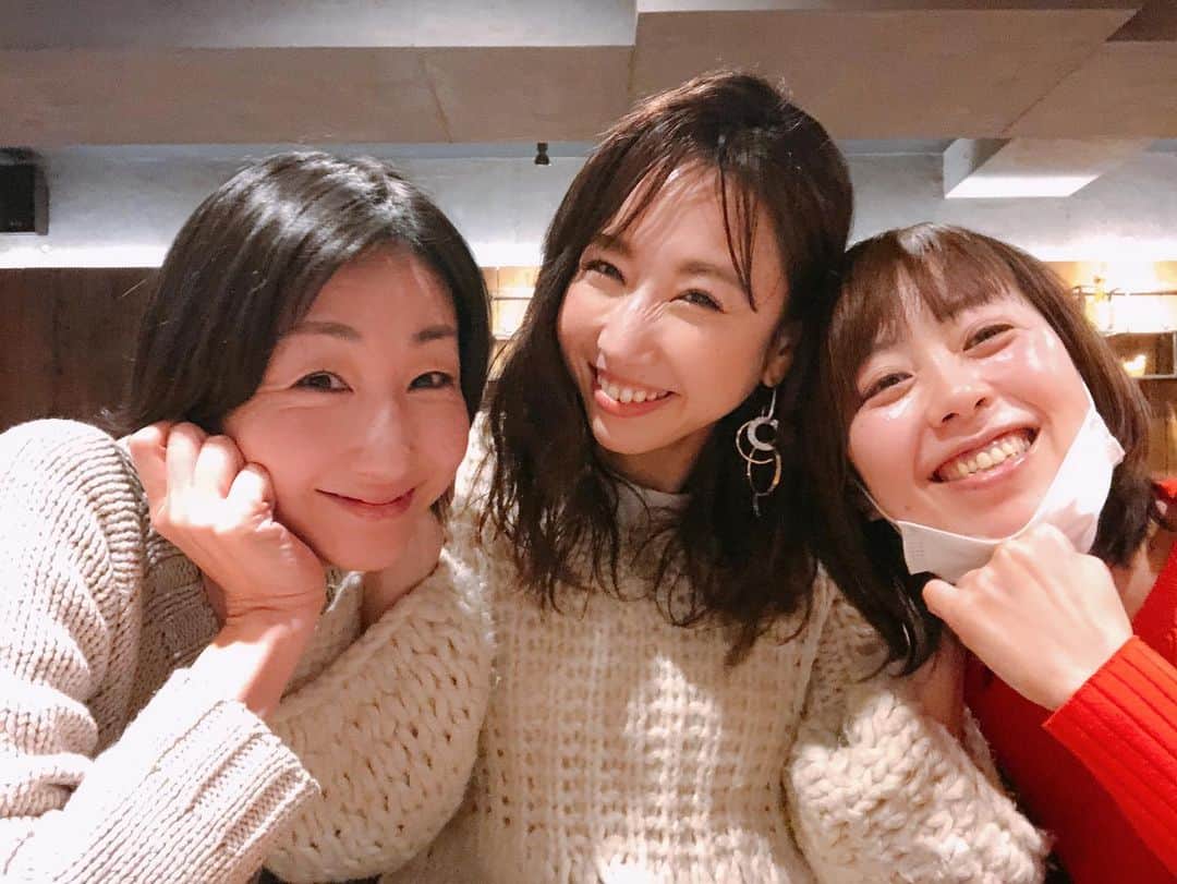 崎本ゆかりさんのインスタグラム写真 - (崎本ゆかりInstagram)「マスクを付けての食事が当たり前になってる光景が なんだか切なかったけど。 素敵な人と美味しいものを食べられるだけで…と幸せを噛み締めた！ 写真の時くらい😷外させてね🙏🏻  気付けば2020年もあと一週間。 今年もギリギリまで働きます！ありがたい✨感謝です。 来年は 良い年になるといいな…いや、なる！ね！！  メリクリ🎄  #思い出」12月24日 2時50分 - yukariiiin5