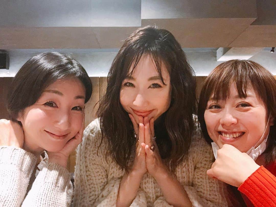 崎本ゆかりのインスタグラム：「マスクを付けての食事が当たり前になってる光景が なんだか切なかったけど。 素敵な人と美味しいものを食べられるだけで…と幸せを噛み締めた！ 写真の時くらい😷外させてね🙏🏻  気付けば2020年もあと一週間。 今年もギリギリまで働きます！ありがたい✨感謝です。 来年は 良い年になるといいな…いや、なる！ね！！  メリクリ🎄  #思い出」