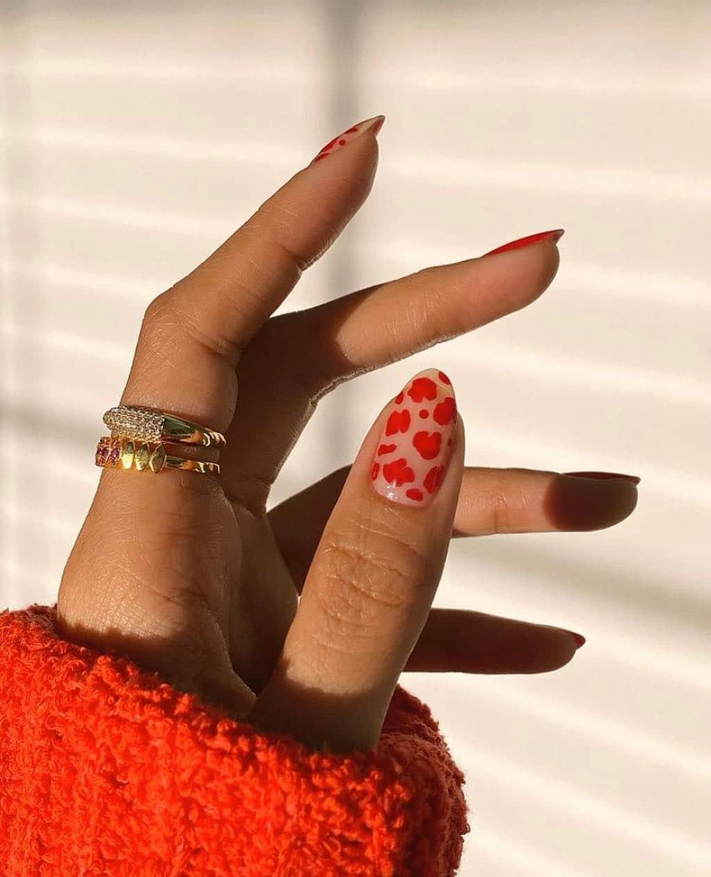 Blonde Saladさんのインスタグラム写真 - (Blonde SaladInstagram)「Festive but make it cool🥤 #theblondesalad #nails #manicure #nailsinspiration @overglowedit」12月24日 2時51分 - theblondesalad