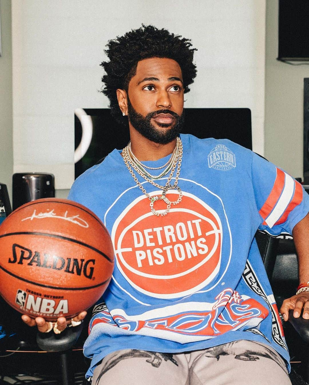 ビッグ・ショーンさんのインスタグラム写真 - (ビッグ・ショーンInstagram)「Unreal! I’m now the CREATIVE DIRECTOR OF THE @detroitpistons! “Creative Director of Innovation”! I got a office in the facility n everything (looking for a intern by the way)! Growing up I knew I either wanted to rap or hoop for the Pistons lol. crazy how life works. I look forward to creatively adding what I can to this iconic franchise! 🌎🤟🏾🥺🌹💎」12月24日 2時51分 - bigsean