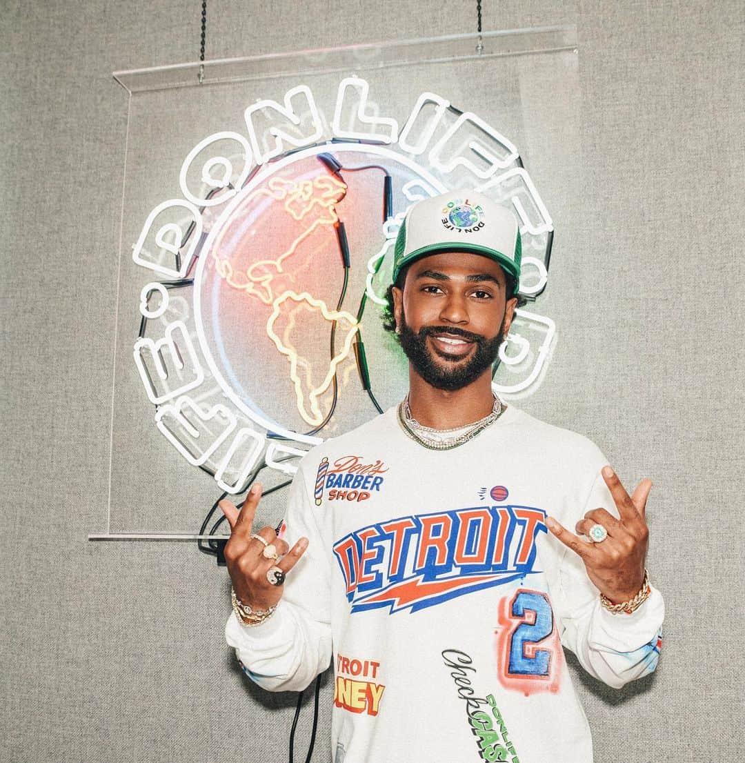 ビッグ・ショーンのインスタグラム：「Unreal! I’m now the CREATIVE DIRECTOR OF THE @detroitpistons! “Creative Director of Innovation”! I got a office in the facility n everything (looking for a intern by the way)! Growing up I knew I either wanted to rap or hoop for the Pistons lol. crazy how life works. I look forward to creatively adding what I can to this iconic franchise! 🌎🤟🏾🥺🌹💎」