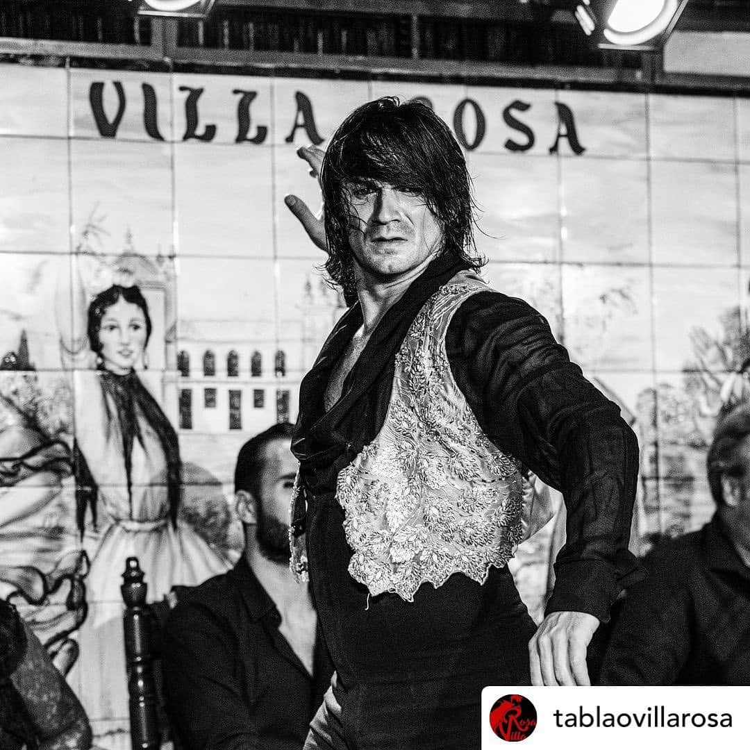 DeFlamenco.comのインスタグラム：「Flamenco en Navidad! Madrid  ⬇️⬇️⬇️⬇️  Posted @withregram • @tablaovillarosa Jonatan Mirò • Este sábado 26 de diciembre a las 19:00 hs en el espectáculo VOLVER‼️ • Con un elencazo de lujo como @inmaaranda_4 al 💃🏽, @gabrieldelatomasa_cantaor  y #Antoniodemanuela al cante y @yeraicorttes al toque‼️ • Debido a los tediosos protocolos es IMPRESCINDIBLE comprar los tickets por adelantado en nuestra web con el fin de controlar bien el aforo y distancias de seguridad. • Link de entradas desde 18 € 🎟 en bio 👆👆 • Os esperamos ❤️❤️ • Foto: @javierenriquefdez  • #flamenco #espectaculoflamenco #espectaculos #danza #musica」