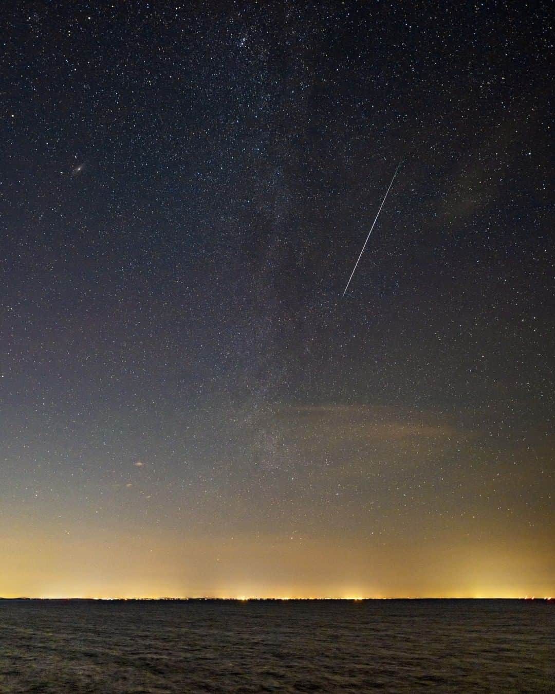 Sigma Corp Of America（シグマ）さんのインスタグラム写真 - (Sigma Corp Of America（シグマ）Instagram)「While chilly temperatures might discourage you from heading outdoors, often the clearest views of the night sky can be found on cold nights. Last week, SIGMA Ambassador @babaktafreshi took advantage of the cooler weather and captured the Geminid meteor shower with the SIGMA fp and 20mm F1.4 DG HSM Art lens.  The 22 frames in this composite image are selected and layered from a 2-hour time lapse sequence made in Cape Ann, 40 miles north of Boston, overlooking the Atlantic Ocean. A single 10-second exposure of this sequence at ISO 3200 appears in the next image.  #SIGMA #sigmaphoto #sigmafp #sigma20mmart #sigma20mmf14art #photography #astrophotography #nightskyphotography #nightsky #meteorshower #meteor #geminids #geminidsmeteorshower #geminidmeteorshower #timelapse #timelapsephotography」12月24日 2時55分 - sigmaphoto