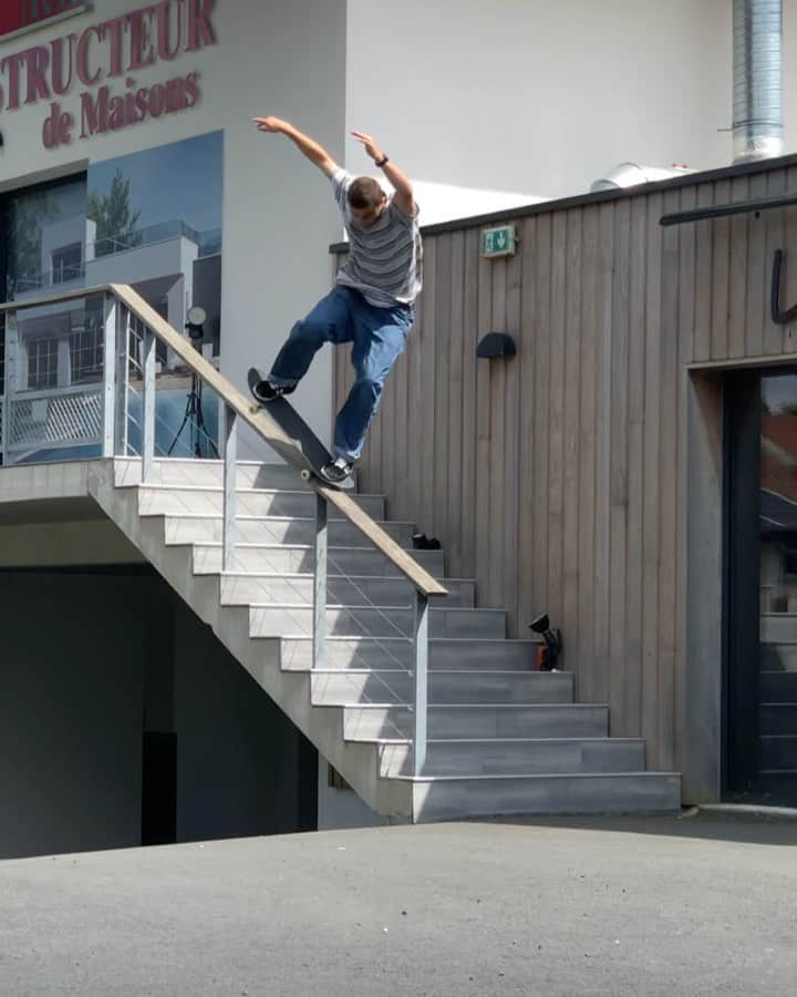 ヴィンセント・ミルウ のインスタグラム：「Fs Nosegrind for @freeskatemag 📸 @legallout」