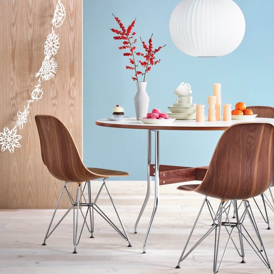 Herman Miller （ハーマンミラー）さんのインスタグラム写真 - (Herman Miller （ハーマンミラー）Instagram)「Even with its sleek design, the Eames Shell Chair packs a lot of comfort. With a range of colors, leg designs, and materials, these iconic chairs are ready to elevate every celebration. #hmathome」12月24日 3時00分 - hermanmiller