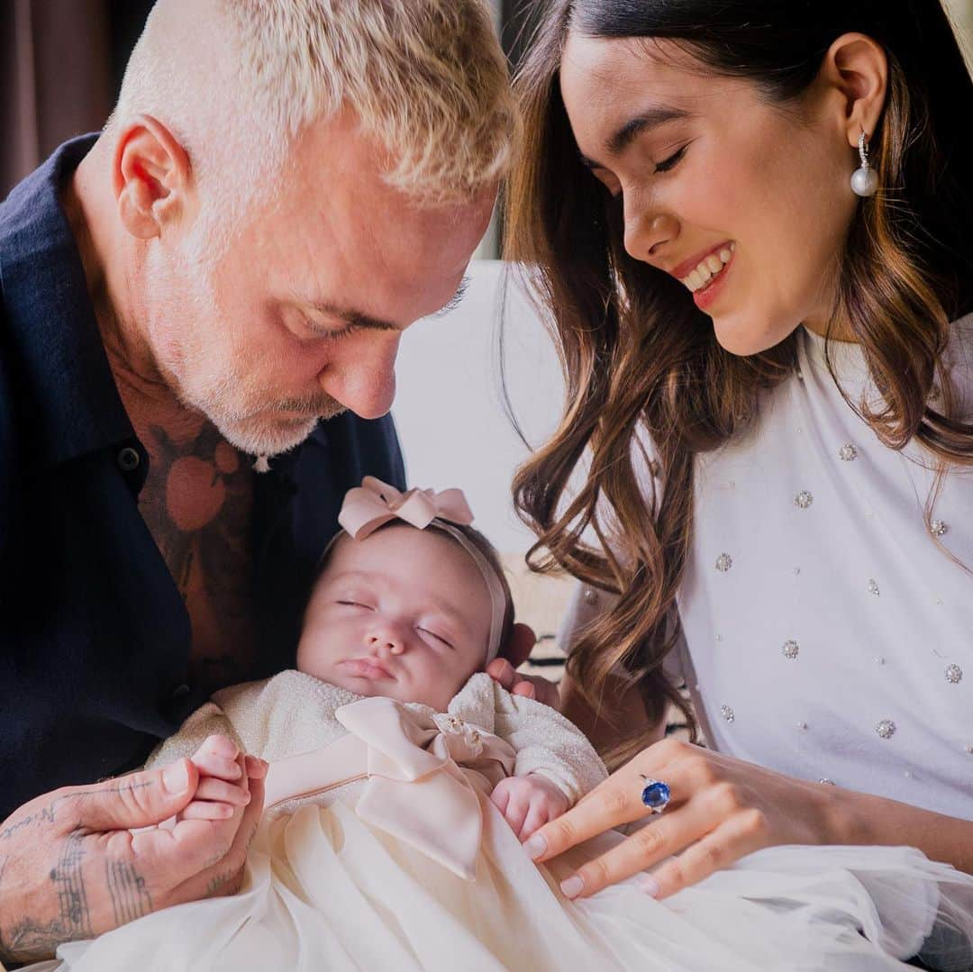 ジャンルカ・バッキさんのインスタグラム写真 - (ジャンルカ・バッキInstagram)「With much love we want to share the story of the birth of our Blu Jerusalema. We are very happy that you finally get to meet her.   Blu was born with a "cleft palate." Immediately our soul and heart went with our daughter, but at the same time with the families who have gone through the same situation, since this happens to every 1 in 700 babies.  We are blessed to have a great medical team for our little girl, and that in due time, they will be able to proceed with surgery and thus help her live a completely normal life.  But this is not the situation for many families, and it is for this reason that we have decided to take this opportunity to spread awareness and support foundations like @operationsmile that are in charge of helping families in this situation.   With love,  Sharon & Gianluca  ————  Con mucho amor queremos compartir la historia del nacimiento de nuestra Blu Jerusalema. Estamos muy felices de que finalmente la conozcan.  Blu nació con “paladar hendido.”  Inmediatamente nuestra alma y corazón se fueron con nuestra hija, pero al mismo tiempo con la cantidad de familias que han pasado por la misma situación, ya que esto sucede a cada 1 de 700 bebés.   Tenemos la bendición de contar con un gran equipo médico para nuestra pequeña, y que a su debido tiempo, podran operarla y asi ayudarla a llevar una vida completamente normal.   Pero esta no es la situación de muchas familias, y es por esta razón hemos decidido tomar esta oportunidad para difundir información y apoyar fundaciones como @operationsmile que se encargan de ayudar familias en esta situación.    Con amor,   Sharon & Gianluca @sharfonseca @holausa @holacom」12月24日 3時13分 - gianlucavacchi