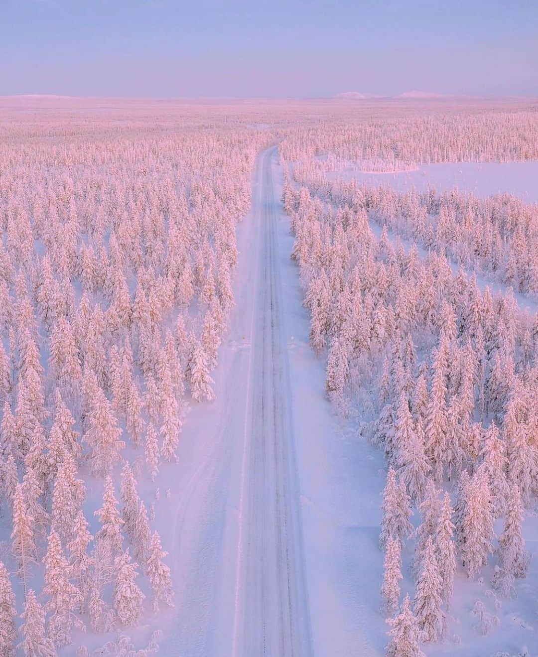 Earth Picsさんのインスタグラム写真 - (Earth PicsInstagram)「Winter in Lapland, Finland ☃️ Did you know Lapland has snow filled grounds for around 6 months a year?  Photos by @cumacevikphoto」12月24日 3時04分 - earthpix