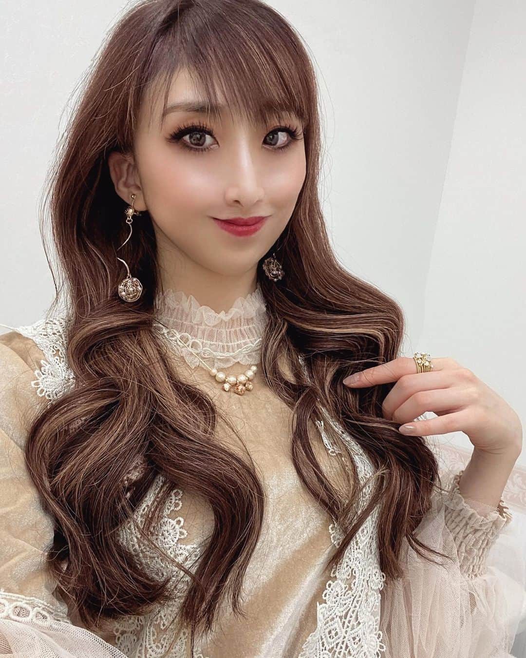 Erenaのインスタグラム：「⚜️🪞素敵な出会い🪞⚜️ Thank you for the wonderful encounter…♡ . 【Sonic Fitｿﾆｯｸﾌｨｯﾄ】✨💆🏼‍♀️✨ @rilleeon.osaka ⚫︎全顔+首30分でﾌｪｲｽﾗｲﾝがｼｬｰﾌﾟに ⚫︎施術後も即実感 ⚫︎3週間後に劇的な効果を実感 ⚫︎痛み&ﾀﾞｳﾝﾀｲﾑも全くなし ⚫︎肌がトーンアップ ⚫︎1回30分で半年〜1年の持続効果 ⚫︎ﾊｲﾌよりﾘｰｽﾞﾅﾌﾞﾙ . 【効果】 たるみ,むくみ,小顔,美白,シミ,シワ,毛穴,ニキビ,肌質改善,顔の脂肪,二重顎,法令線,肌のくすみを無くす,首のシワ改善,首の凝りをほぐす . II▶︎https://rillee-on.com/ . . #rilleeon#sonicfit#salon#antiaging#liftup#リリーオン#ソニックフィット#小顔#リフトアップ#美容#最新リフトアップマシン#たるみ改善#美白#シミシワ改善#肌質改善#法令線#首のシワ改善#ハイフを超えるリフトアップ#アンチエイジング#美#before#after#即実感」