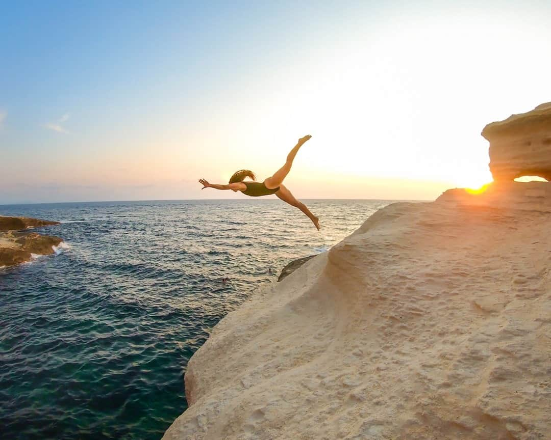 ローラ・マリノさんのインスタグラム写真 - (ローラ・マリノInstagram)「{Corsica 13/14} Sunset Session toujours à Bonifacio 🌅⠀⠀⠀⠀⠀⠀⠀⠀⠀ Tu sais quand tu planifies les grandes lignes de ton voyage, que tu prévoies 1/2 journée quelque part mais que tu kiffes tellement que tu y passes 3 jours d'affilée 😂. Ça fait un beau résumé de ce spot incroyable (j'ai déjà dit incroyable non ? 🤔😅)⠀⠀⠀⠀⠀⠀⠀⠀⠀ .⠀⠀⠀⠀⠀⠀⠀⠀⠀ . ⠀⠀⠀⠀⠀⠀⠀⠀⠀ #sunset #corse #corsica #corsedusud #bonifacio #corsetourisme #diving #highdiving #cliffdiving #cliffjumping #freediving #freejumping #accrobaticskills #womenathletes #plongeon #dive #plonger #athlete #sport #outdoorsport #outdoorfun #extreme #gopro #goprophotography #goprohero7 #goprofr #goprohero #goprooftheday #goprotravel #ridingzone」12月24日 3時10分 - _lauramarino