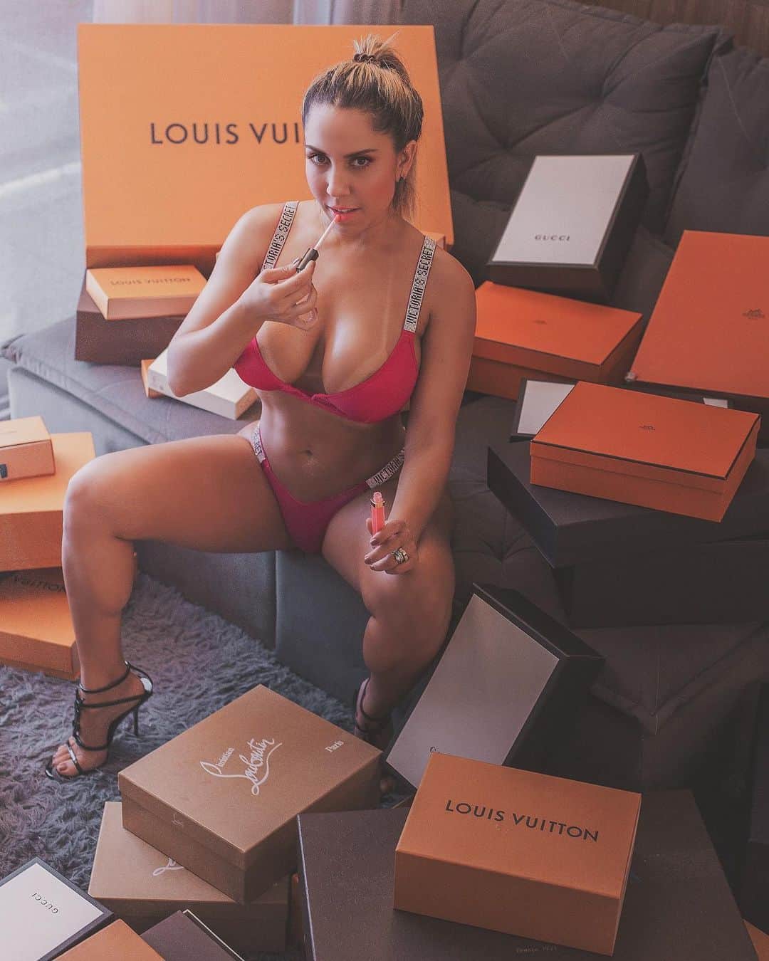 Mulher Melãoのインスタグラム：「Esperando meus presentes 🎁 de natal 🎄  @donnirodriguesfotografo」