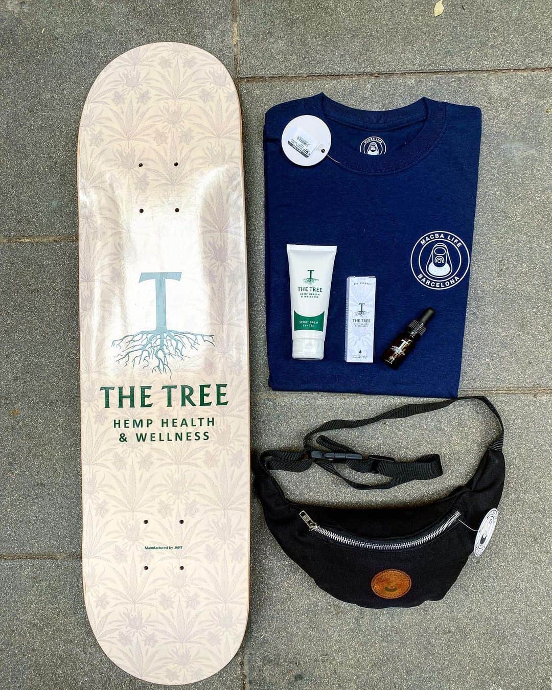MACBA LIFEさんのインスタグラム写真 - (MACBA LIFEInstagram)「🚨 GIVEAWAY ALERT 🚨 To end the year in the right way, we want to give you guys some @the_treecbd & @macbalife stuff!  All you have to do for a chance to win this pack (1 board, 1 CBD oil, 1 sport balm, 1 tshirt & a fanny pack) 1. Follow @macbalife & @the_treecbd  2. Tag 3 friends in the comments below 3. Share this post on your stories & tag @macbalife & @the_treecbd   We will pick a winner randomly on December 31st!  Goodluck!  #macbalife #macba #thetreecbd #cbd」12月24日 3時13分 - macbalife