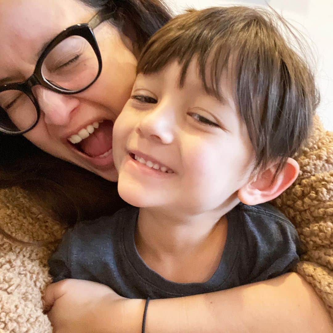 フリーディアのインスタグラム：「This photo is how I feel about this kid. He is so smart. So sweet. So creative. So everything! Got lucky with this one💕 Everest you are the beat of the best. You make me the proudest mom. Love you to the max💕 Happy FIVE years old my love!! * * この写真が私がこの子についてどう感じているかです。 彼はとても頭がいい。 とても甘い。 とてもクリエイティブ。 すべて！ この子のママでラッキーです💕エヴェレスト、あなたは最高です！あなたは私を最も誇りに思うお母さんに。 最大限にあなたを愛しています💕  幸せな5歳！お誕生日おめでとう🎉 #love #myson #thebest #bestkid #five #fiveyearsold #5yearsold #everest #everestsnow #family #myoneandonly」