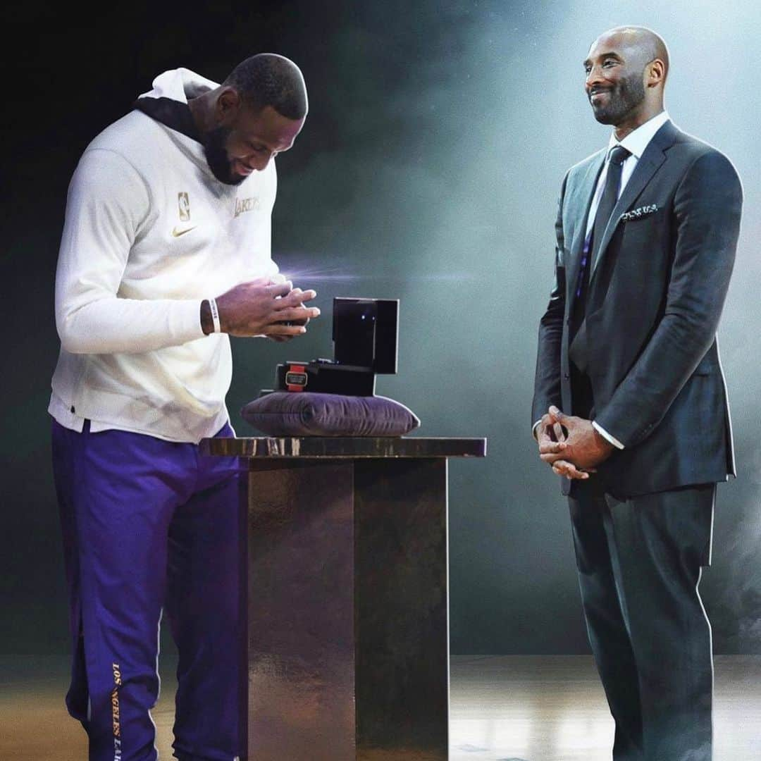 レブロン・ジェームズさんのインスタグラム写真 - (レブロン・ジェームズInstagram)「What I felt last night when I grabbed that ring from the case. Love and miss you my brother!!!! #Mamba4Life🐍 8•24 ♾. 🙏🏾❤️👑. photo cred @cole」12月24日 3時15分 - kingjames