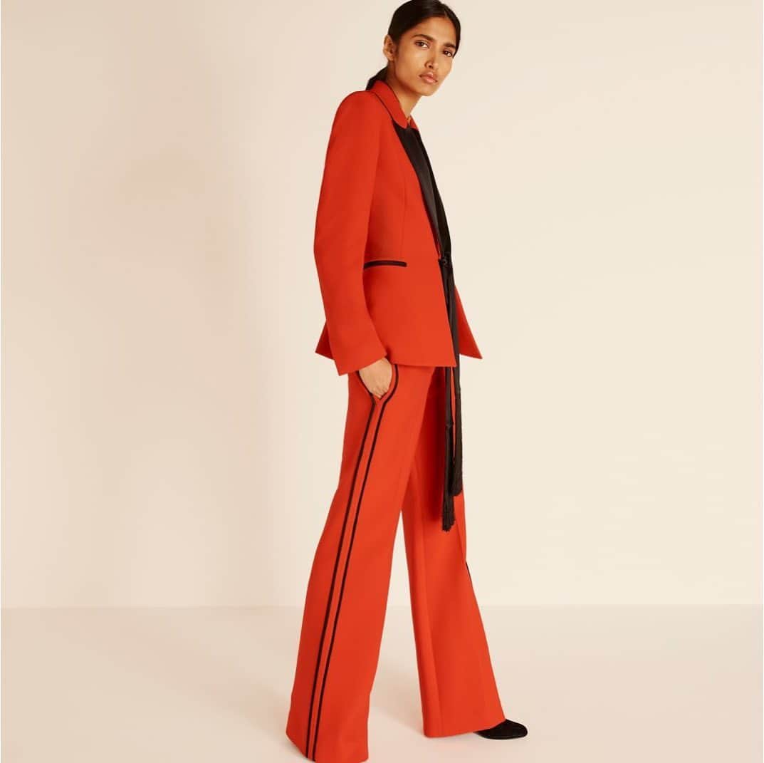 アマンダ ウェイクリーのインスタグラム：「The beautifully sculptural lacquer red tux... trimmed with luxey satin lapels and hand knotted fringed ties   #festivestyle #powersuit #tux #powerdressing #redblazer #aw20」