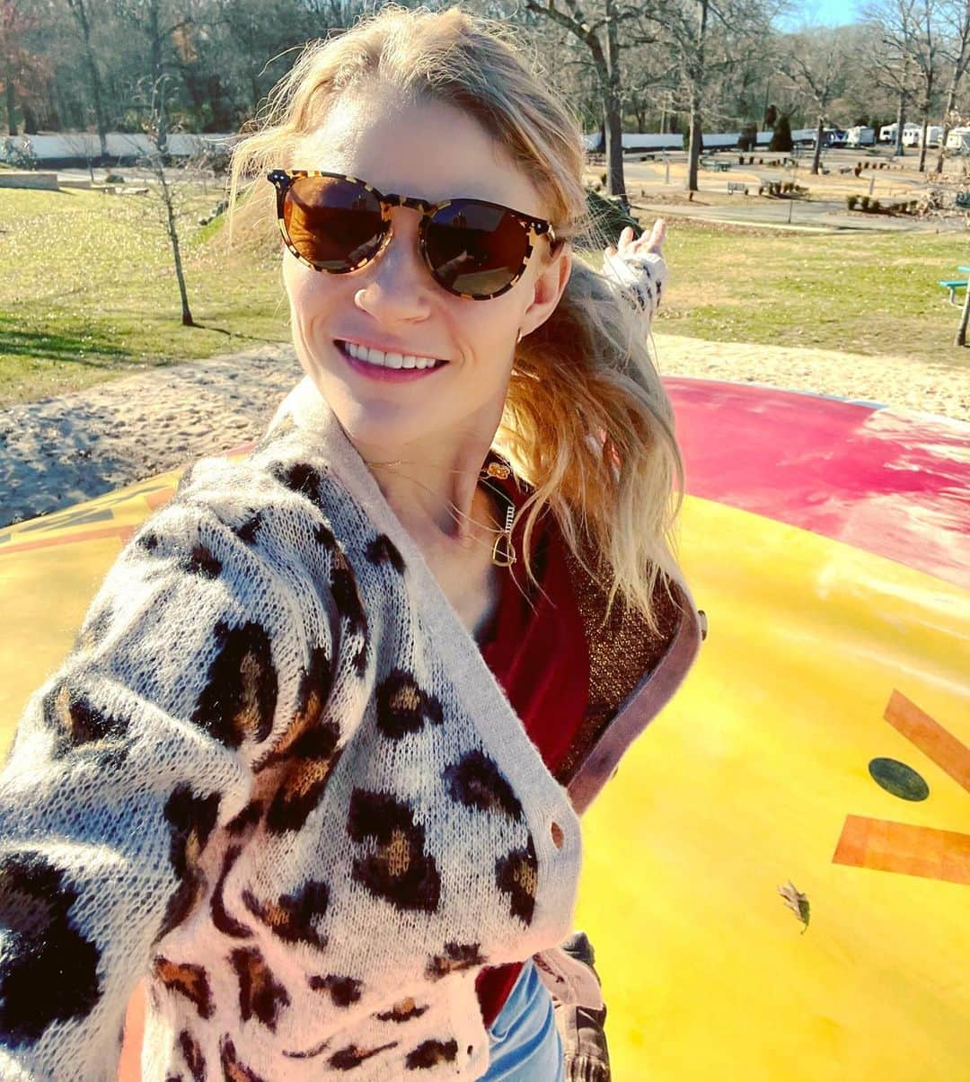 エミリー・デ・レイヴィンさんのインスタグラム写真 - (エミリー・デ・レイヴィンInstagram)「Mum taking over the kids “jumping pillow” at our campground 😂. Man I miss having a trampoline!! Had a giant one as a kid & would spend hours on it! FEELS SO GOOD! 🤸🏼‍♀️  #mumlife #momlife #rvlife #nevergrowup」12月24日 3時20分 - emiliede_ravin