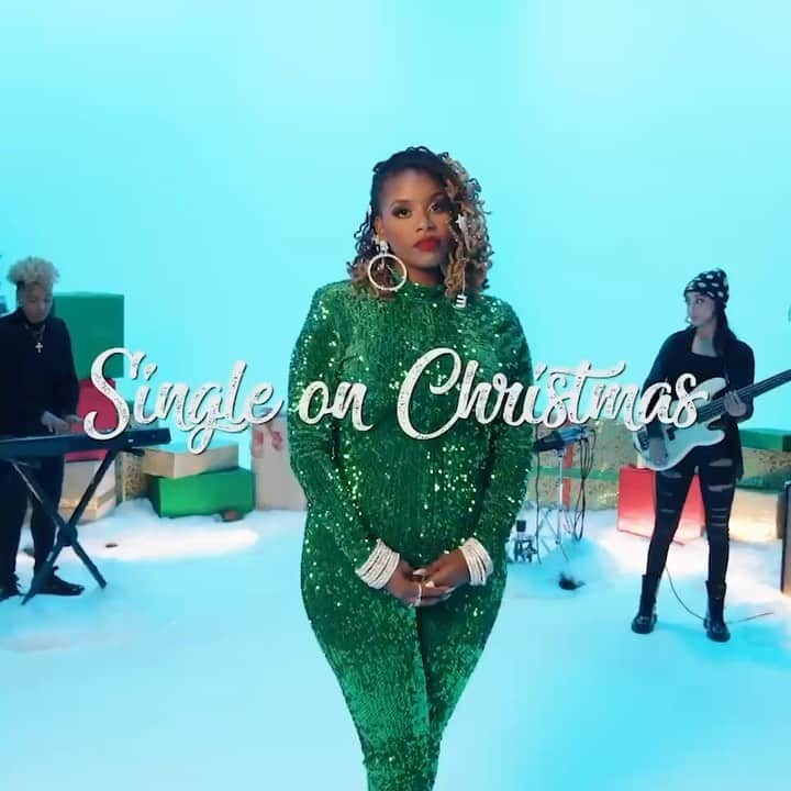 コモンのインスタグラム：「NEW CHRISTMAS SONG ALERT! I gotta new favorite Christmas song to add to my #christmas playlist.  Checkout my girl @justpeej new holiday hit  singleonchristmas.」