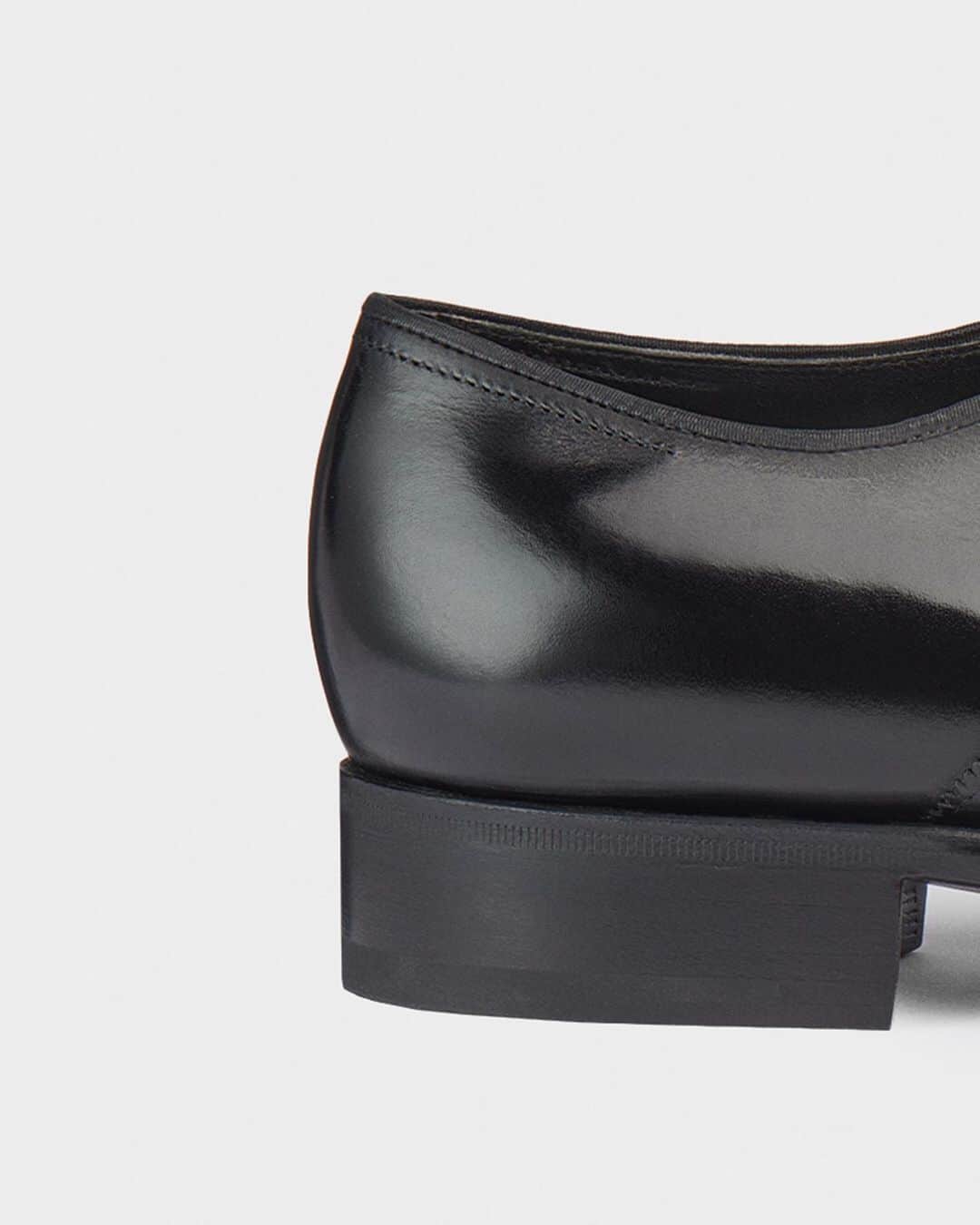 ジョンロブのインスタグラム：「Introducing our new formal evening offer, tuxedo details interpreted within a pair of welted shoes. Earl is a sweeping Oxford featuring a silk collar and available in jewel tones. . #johnlobb」