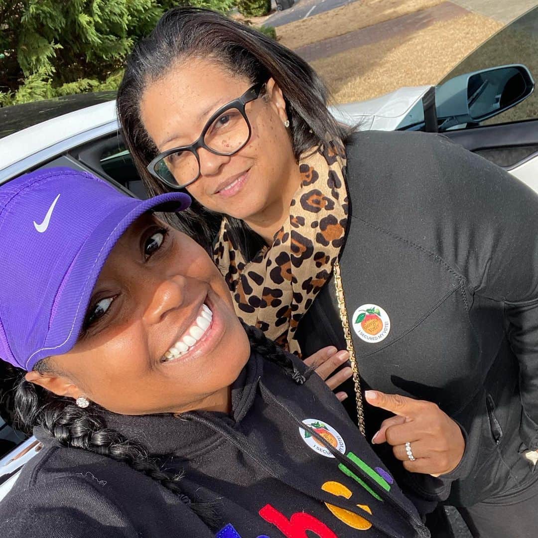 のインスタグラム：「My Mom & I voted... did you?!?!? #VOTE Team #Warnock #Ossoff 👊🏾」