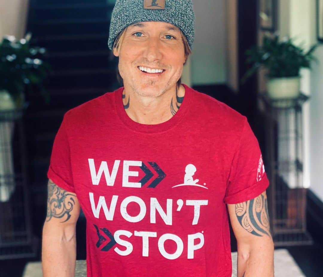キース・アーバンのインスタグラム：「#StJudeWontStop fighting the fight against childhood cancer until there’s a cure. Learn more about how you can join the fight and get your shirt too at wewontstop.org !!」