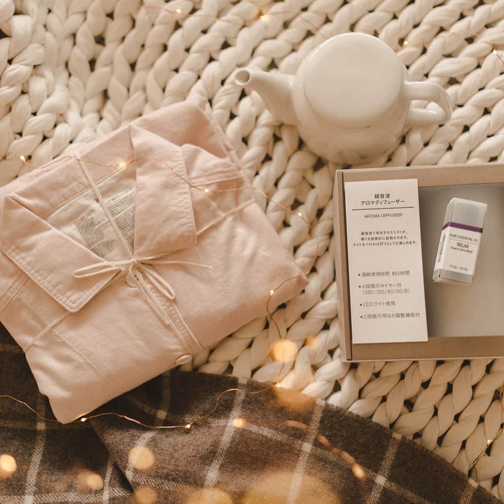 MUJI USAさんのインスタグラム写真 - (MUJI USAInstagram)「Cozy up with a warm mug of your favorite winter drink and soft pajamas for a bit of self-care this holiday season.  Shop @aliviafields' curated MUJI Wellness Gift Box items online or in stores. #muji #mujiusa #mujiholidays」12月24日 3時33分 - mujiusa