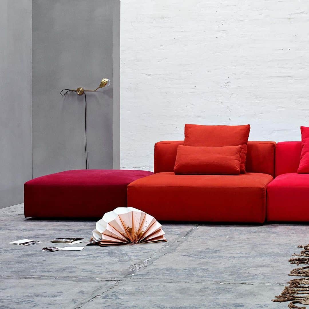 eilersenのインスタグラム：「The low seat and rounded elements make Block a true testament of Scandinavian style. The sofa is simple yet unique, it pays homage to simplicity⁠⠀ •⁠⠀ •⁠⠀ •⁠⠀ #eilersen #block #eilersenfurniture #myeilersen #interiordesign #homedecor #sofa #danishdesign #inredning #finahem #interiorlovers #interiordesign #modernliving #minimalism #nordiskehjem #nordicinspiration #nordicliving #craftsmanship #luxurylifestyle #boligindretning #designinterior #livingroominspo #boliginspiration #softminimalism #hemindredning #schönerwohnen #nordicminimalism」