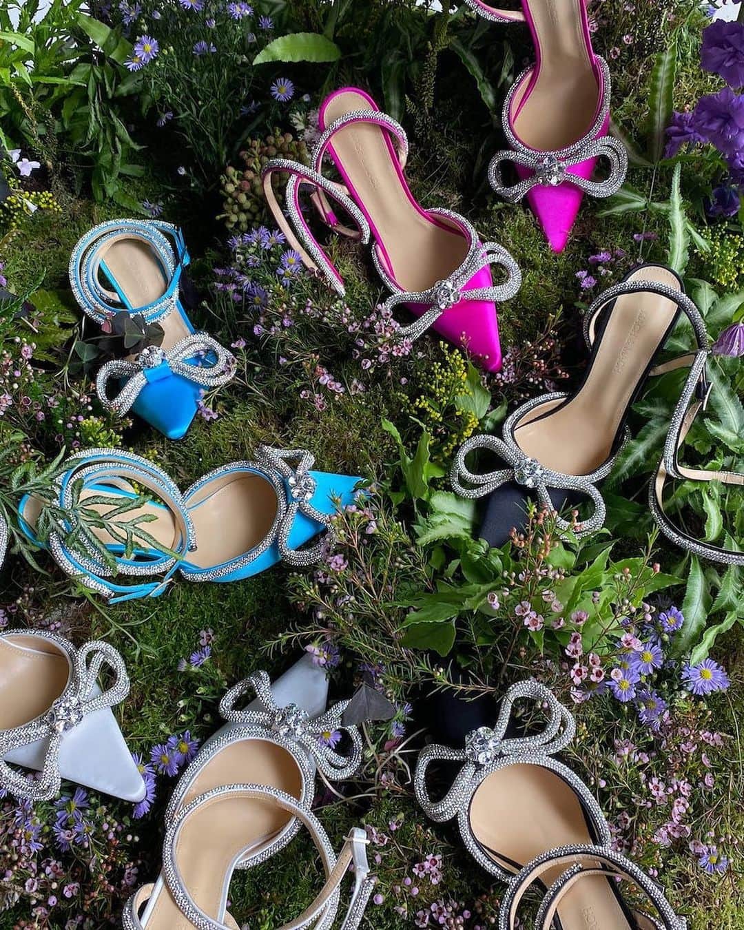 Harrodsさんのインスタグラム写真 - (HarrodsInstagram)「How does your garden grow? With glittering bows, and silken toes, and pretty @MachAndMach shoes in a row 💖  #Harrods #HarrodsFashion #NewToHarrods   Our stores are closed – except for the Food Halls and Pharmacy – but you can still shop remotely through our Personal Shopping service, and online at harrods.com.」12月24日 3時33分 - harrods