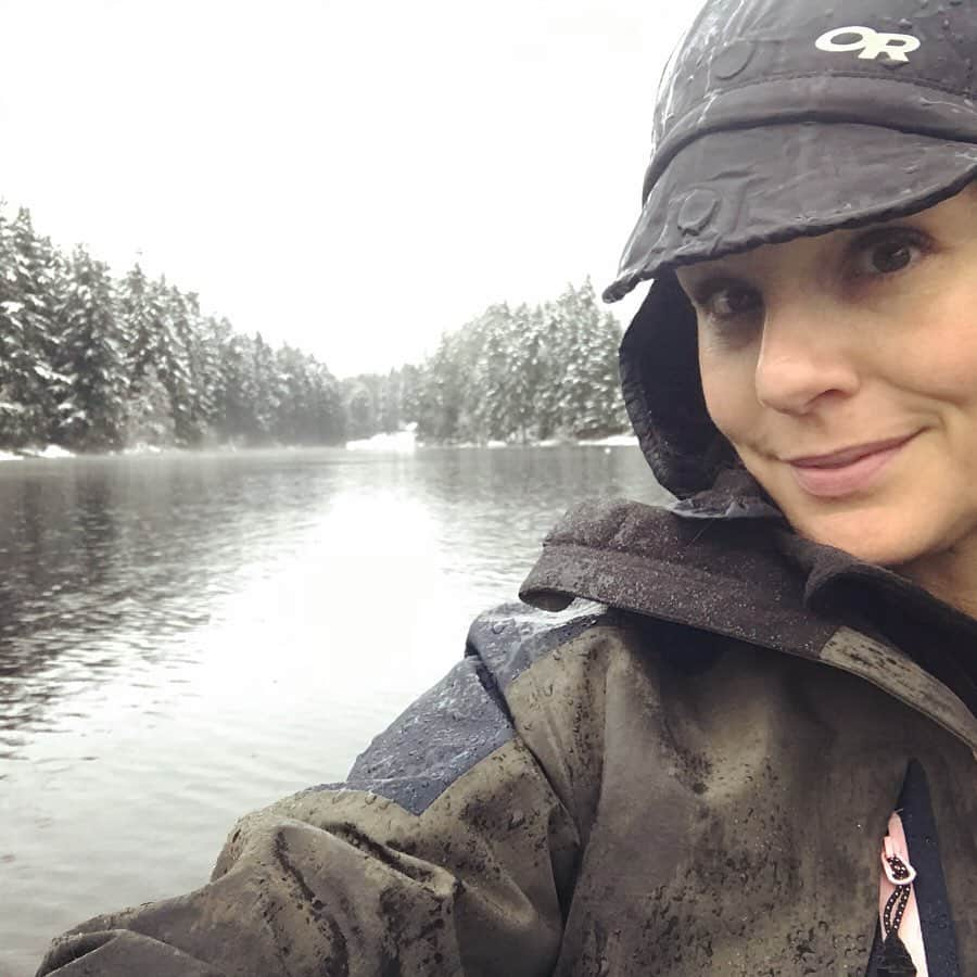 サラ・ウェイン・キャリーズさんのインスタグラム写真 - (サラ・ウェイン・キャリーズInstagram)「there’s no such thing as bad weather, just bad gear. 🛶 . 1 hat 2 pairs of gloves 3 layers of socks/neoprene  4 layers of leggings/rain pants  5 layers of vests/thermals/coats 6 ounces of holiday cheer mixed in with my hot cocoa thermos 7 eagles watching me from trees wondering what beast dresses like that 8 hours until my gear dries and i can do it all again」12月24日 3時34分 - sarahwaynecallies