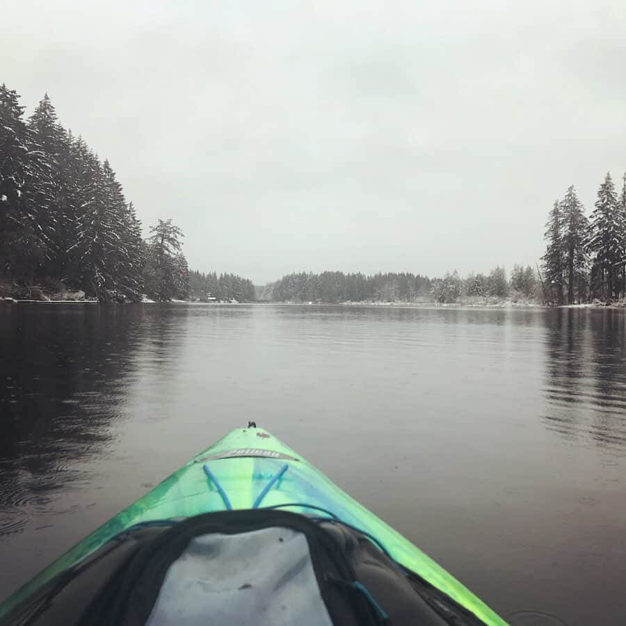 サラ・ウェイン・キャリーズさんのインスタグラム写真 - (サラ・ウェイン・キャリーズInstagram)「there’s no such thing as bad weather, just bad gear. 🛶 . 1 hat 2 pairs of gloves 3 layers of socks/neoprene  4 layers of leggings/rain pants  5 layers of vests/thermals/coats 6 ounces of holiday cheer mixed in with my hot cocoa thermos 7 eagles watching me from trees wondering what beast dresses like that 8 hours until my gear dries and i can do it all again」12月24日 3時34分 - sarahwaynecallies