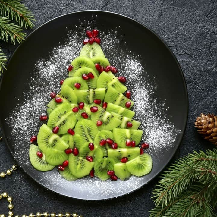 auchan_franceのインスタグラム：「Que pensez vous de ce joli sapin de Noël composé de kiwis et de grenade pour vos convives le soir du 24 ! 🥝🎄」