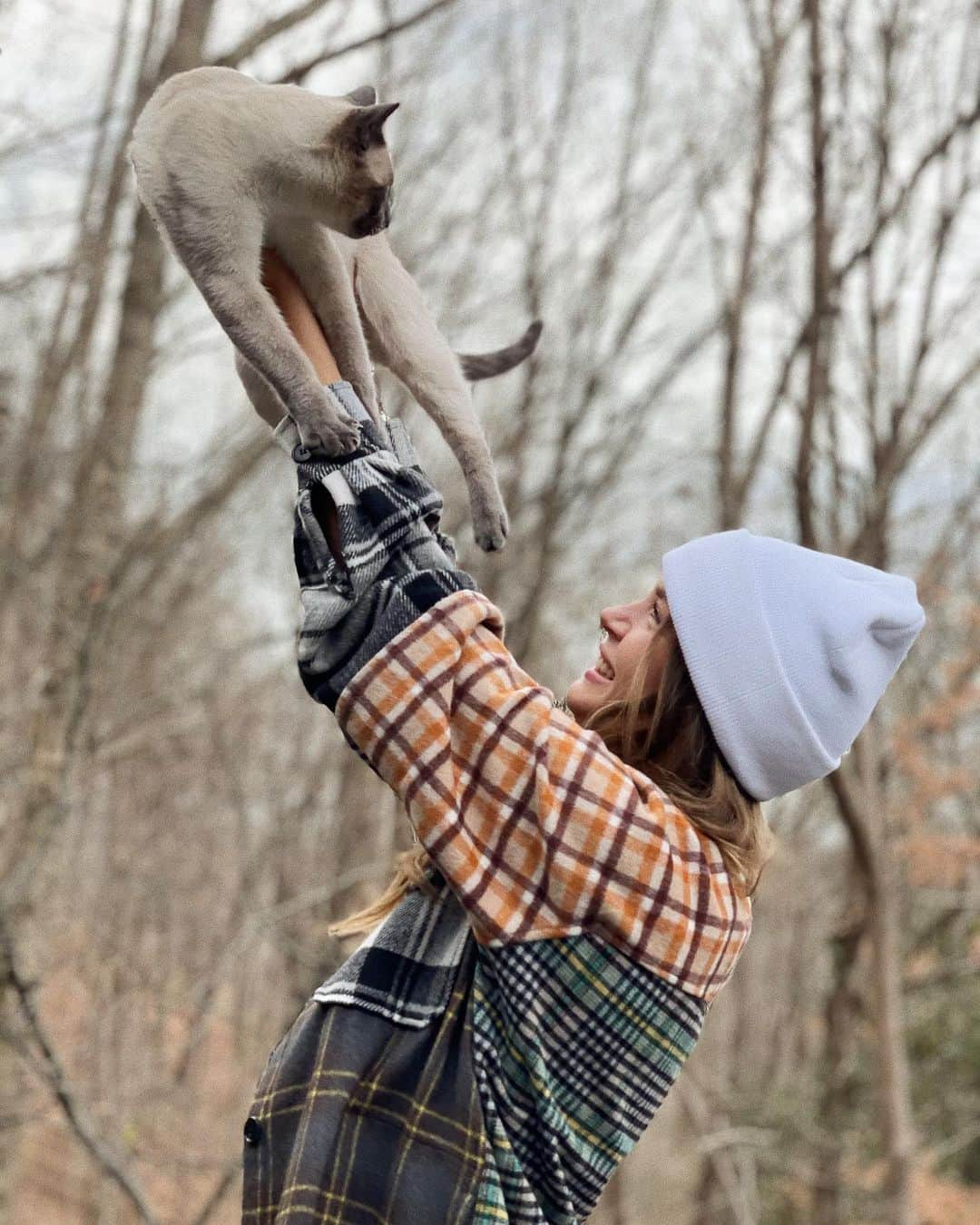 ジョセフィン・スクリヴァーさんのインスタグラム写真 - (ジョセフィン・スクリヴァーInstagram)「Taka isn’t really into family photos lately. If you have cats.. you know what I mean 🎄🎅😂」12月24日 3時47分 - josephineskriver