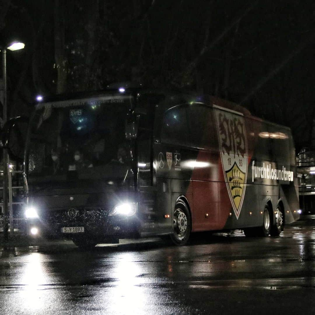 VfBシュトゥットガルトさんのインスタグラム写真 - (VfBシュトゥットガルトInstagram)「Stuttgart kommt! Ankunft an der #MercedesBenzArena! 🚐⚪🔴  --- #dfbpokal #vfbstuttgart #vfbstuttgart1893 #VfBSCF #VfB #heimspiel #2Runde #auscannstatt #furchtlosundtreu #VfBInsta」12月24日 3時43分 - vfb