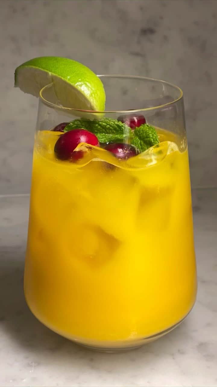 アリス+オリビアのインスタグラム：「Sometimes turmeric goes best with tequila! Today at 5pm EST the amazing @livingwithivey will show us how to make her wellness cocktails! #wellnesswednesay #cocktail」