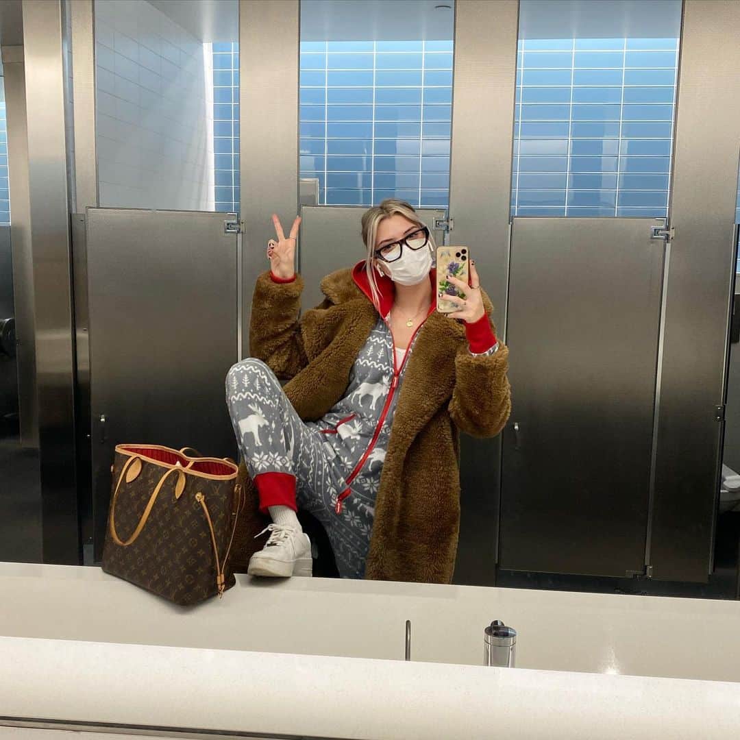 アリッサ・ヴァイオレットのインスタグラム：「missed 2 flights yesterday but made this one hahaha」